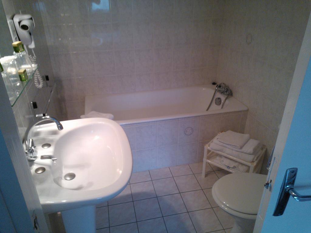 Hotel Logis Le Franco Belge Monthermé Zimmer foto